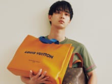 ルイ・ヴィトンの新しいアイコンバッグを相棒に――。野村康太、夏を呼ぶワードローブ