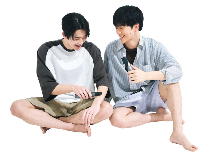 Panasonic(パナソニック)のボディトリマー(ER-GK83)を使う樋之津琳太郎と石川愛大