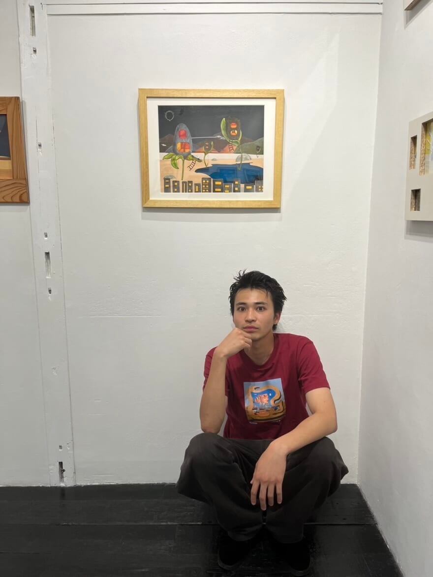 花梨さんの作品の前で写真を撮る中田