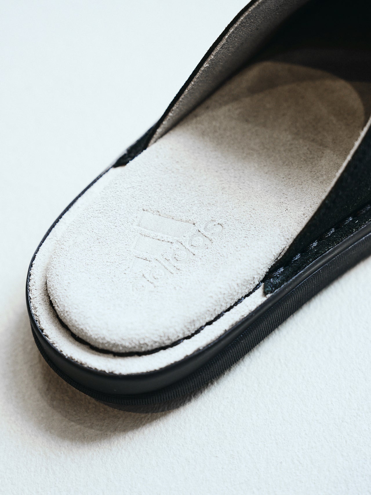adidas Originalsの黒いサンダル「ADICLOG」のインソール