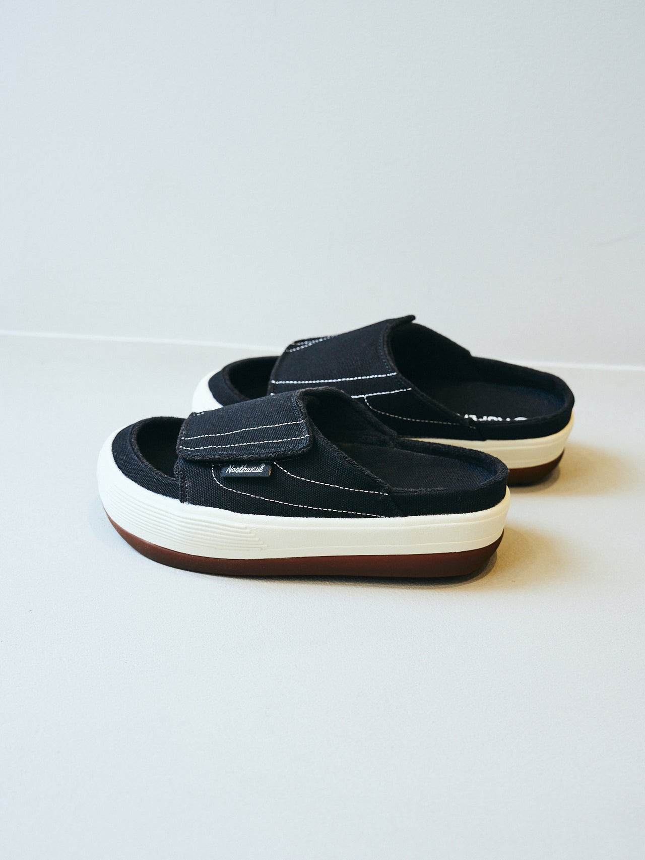 Northwaveの黒いサンダル「ESPRESSO SLIPPERS」