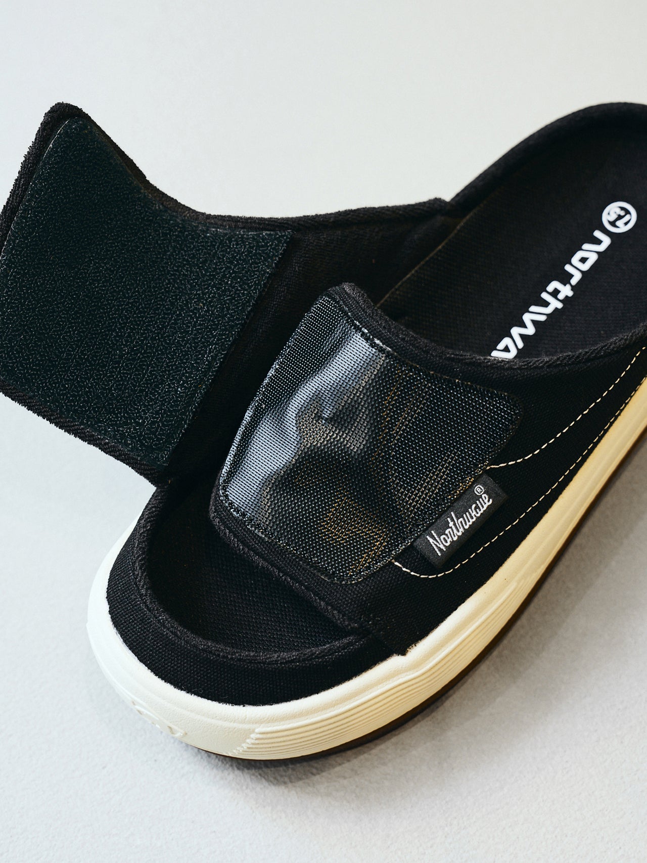 Northwaveの黒いサンダル「ESPRESSO SLIPPERS」のベルクロ