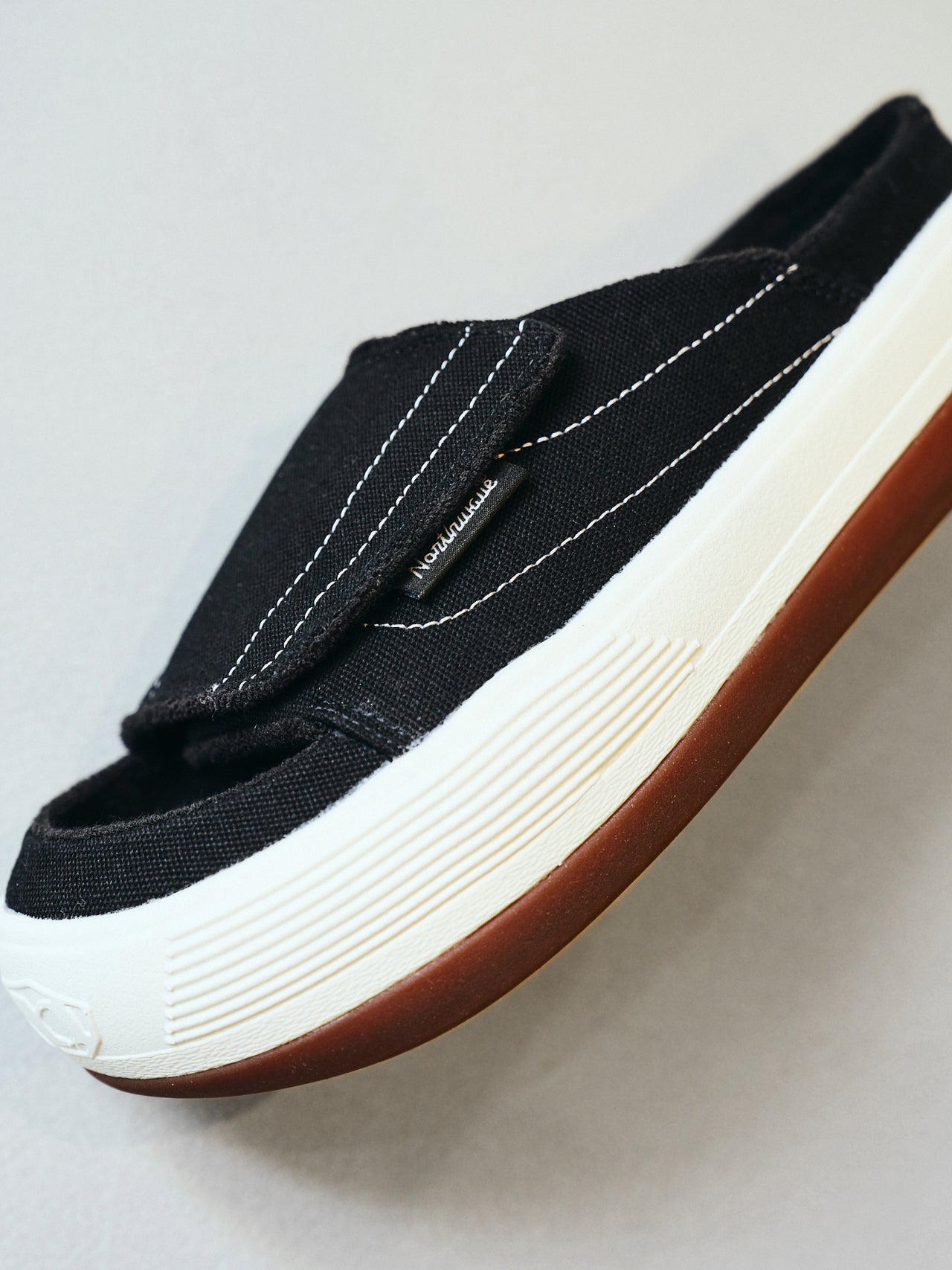 Northwaveの黒いサンダル「ESPRESSO SLIPPERS」のアッパーとソール