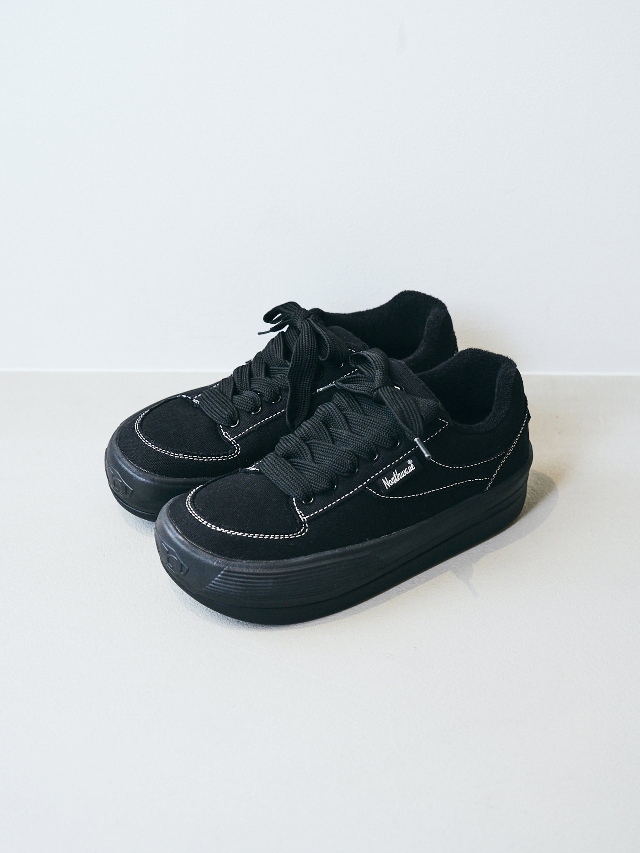 Northwave × FREAK'S STOREの黒いスニーカー「ESPRESSO CANVAS」