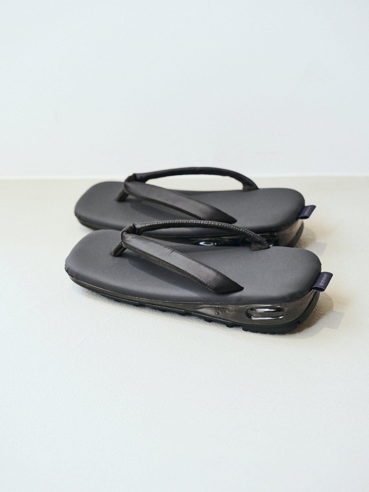 goyemonの黒いサンダル「unda」