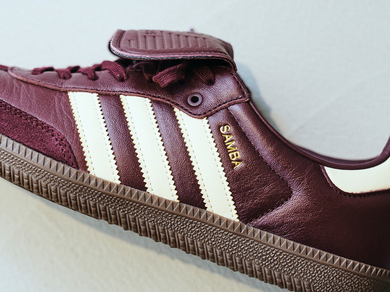 すっかり定番の「アディダス サンバ」は今までになかった特別カラーで大人っぽく履く。[夏のマイ・シューズ]