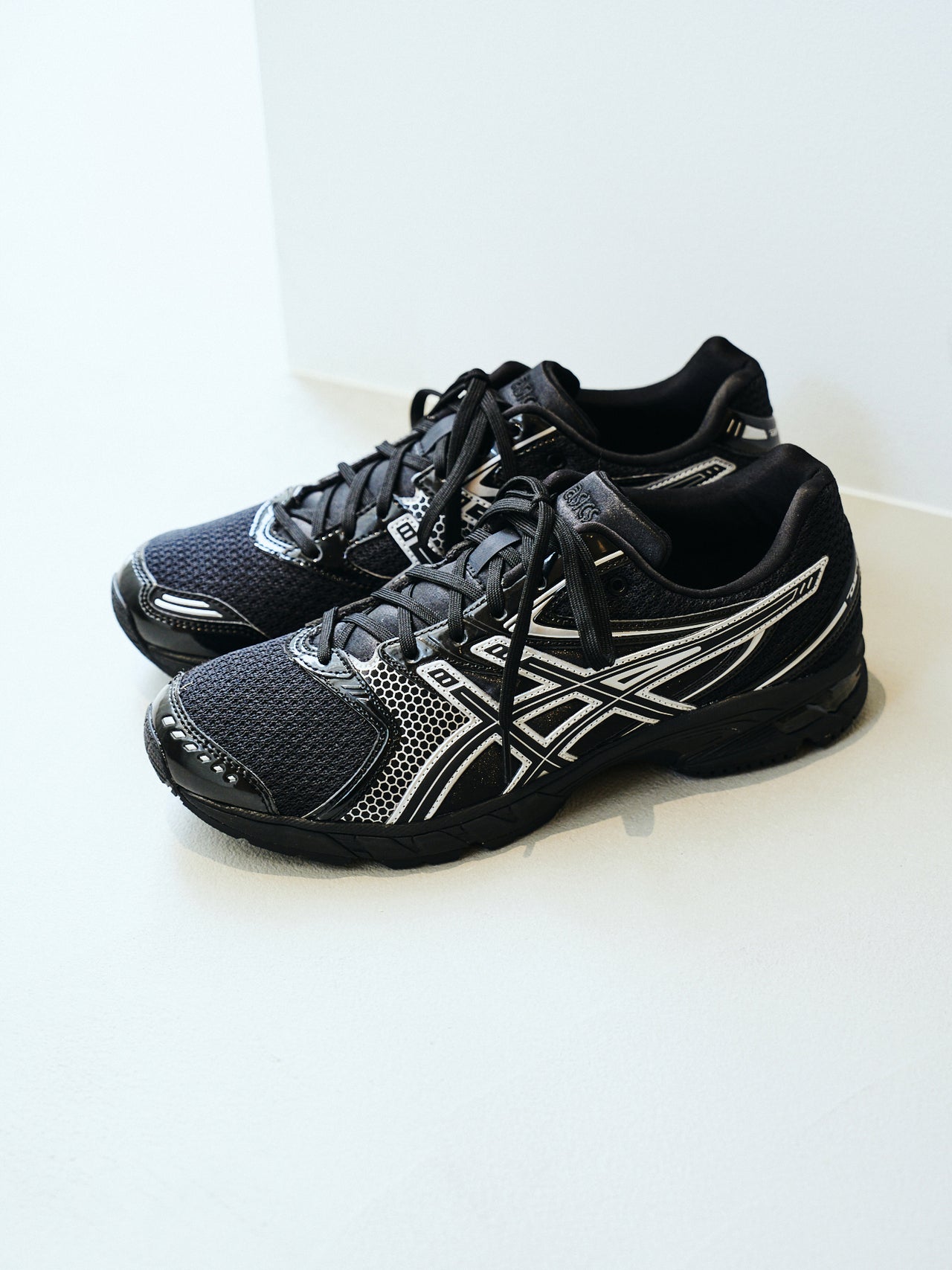 ASICSの黒い新作スニーカー「GEL-DS TRAINER 14」