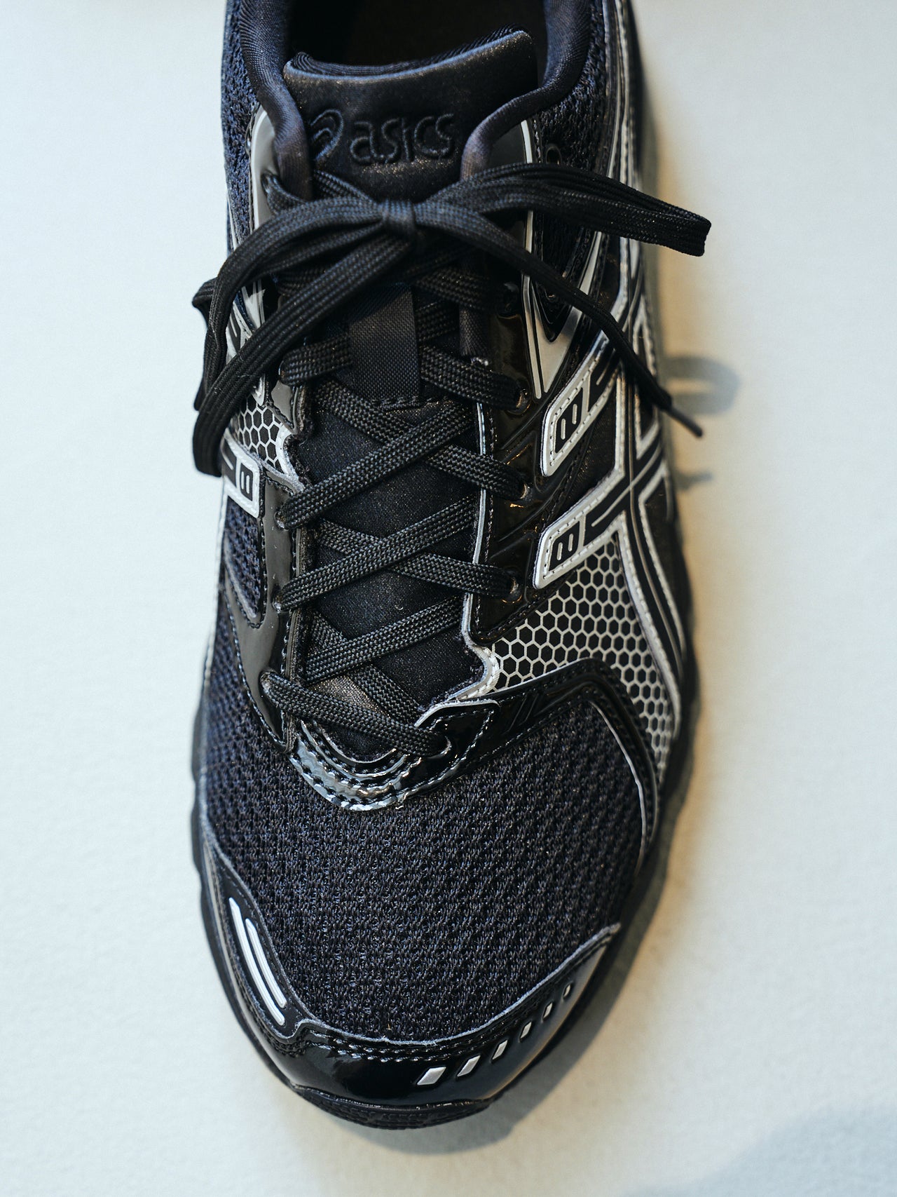 ASICSの黒い新作スニーカー「GEL-DS TRAINER 14」のシューレース