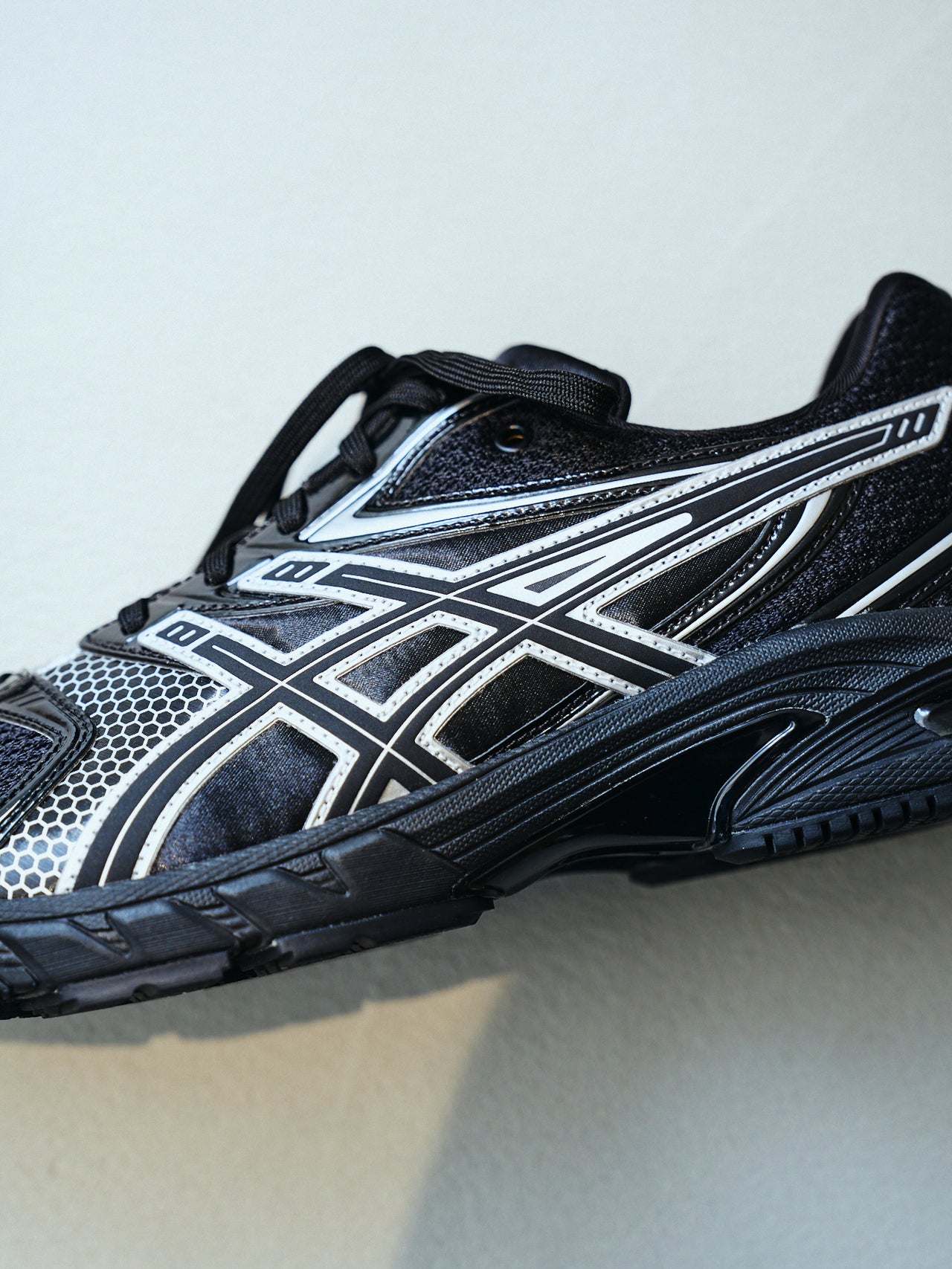ASICSの黒い新作スニーカー「GEL-DS TRAINER 14」のアシックスストライプ