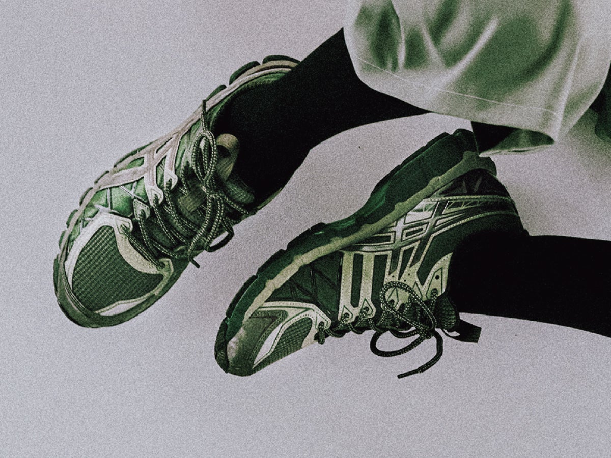 「アシックス」で人気なキコとの協業モデルをちょっぴりモードに履きこなす。[Sneakers – 今月のスニーカー]