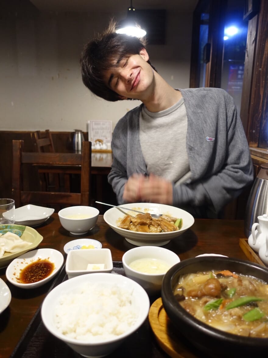 定食屋で注文したご飯の前で笑う栄莉弥
