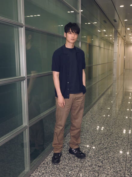 [中川 大輔] 「コム デ ギャルソン×ニューバランス」の黒スニーカーを奇跡的にゲット！　カーディガンとチノパンに合わせて上品に【メンズノンノモデルの私服スナップ】