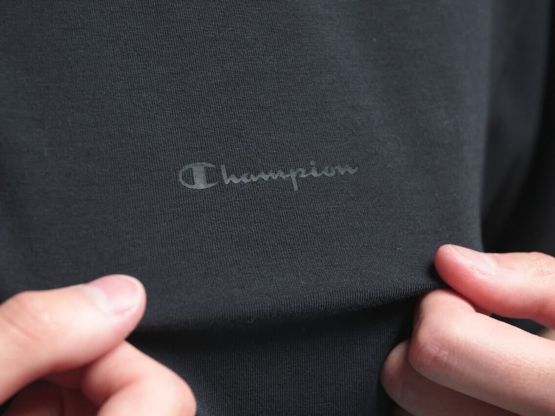 チャンピオン ブラック エディションの涼な黒Tシャツ c3 b301のロゴ