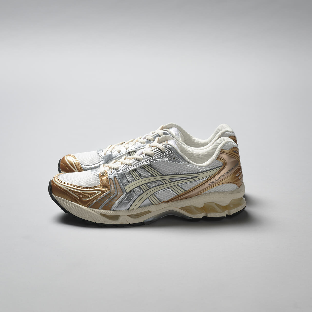 エディターが愛用するアシックスのスニーカー GEL-KAYANO 14 サイド