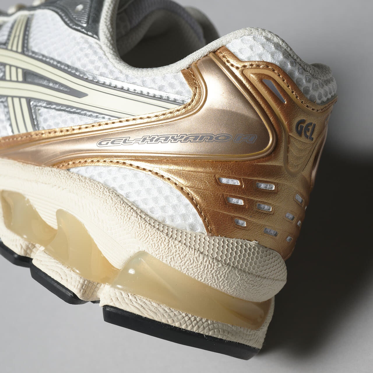 エディターが愛用するアシックスのスニーカー GEL-KAYANO 14 ヒール寄り