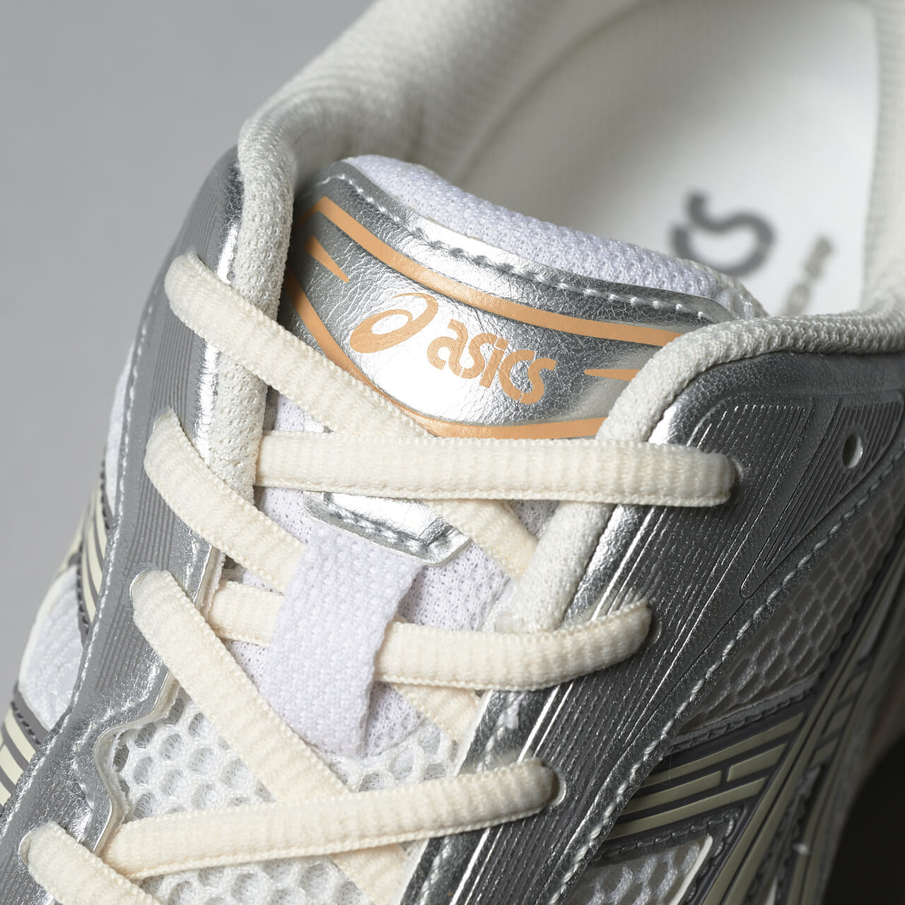 エディターが愛用するアシックスのスニーカー GEL-KAYANO 14 タンのロゴ
