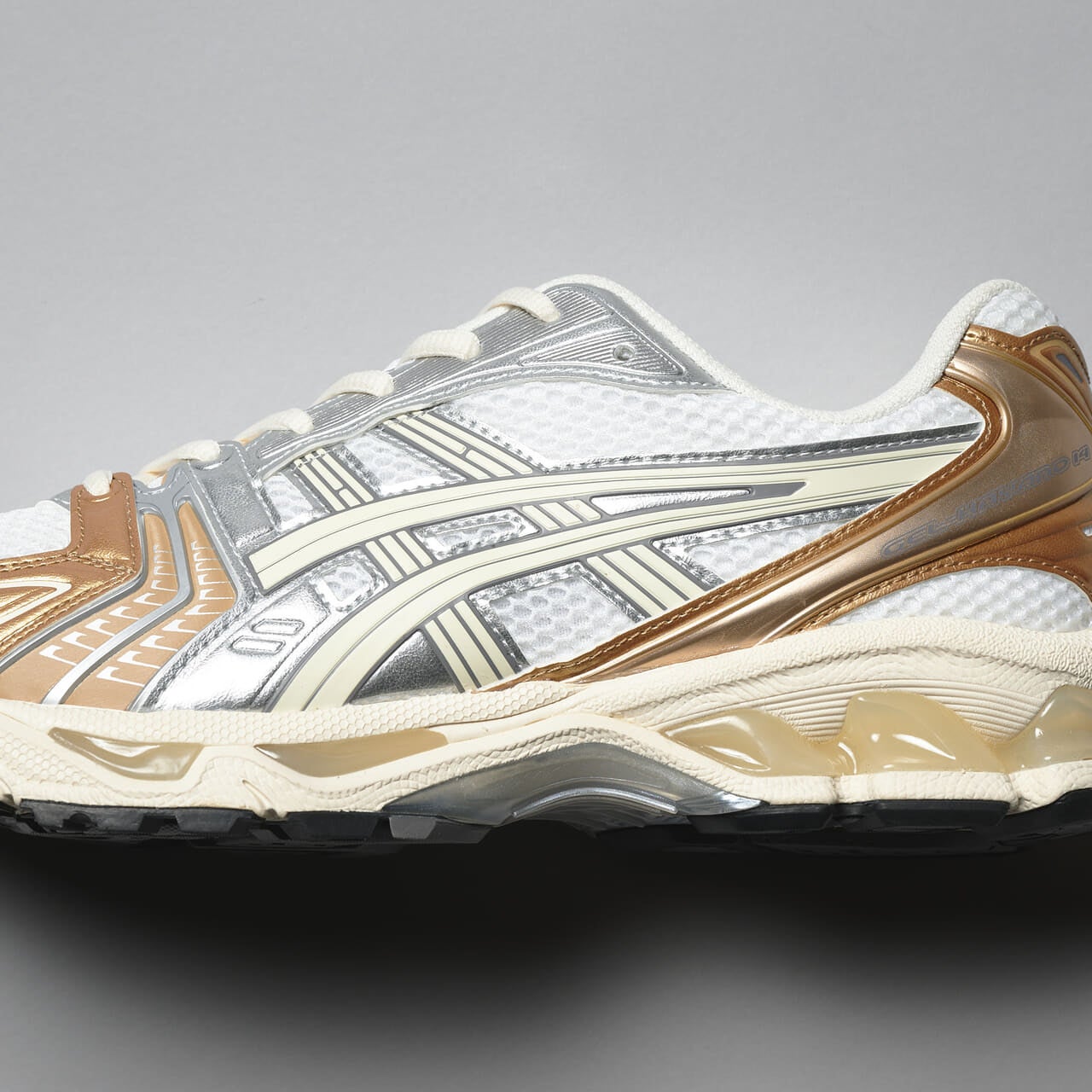 エディターが愛用するアシックスのスニーカー GEL-KAYANO 14のサイド寄り
