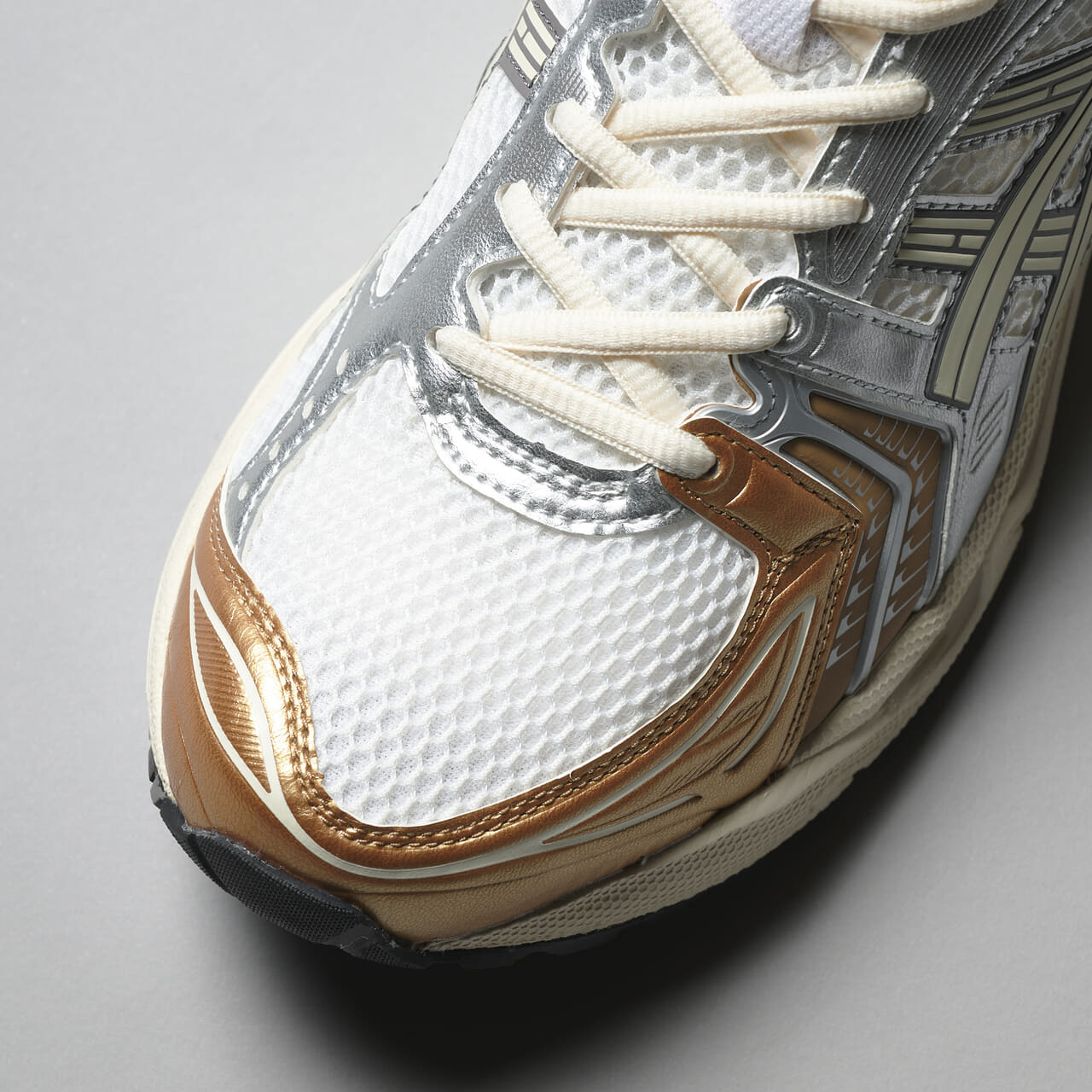 エディターが愛用するアシックスのスニーカー GEL-KAYANO 14のトゥ