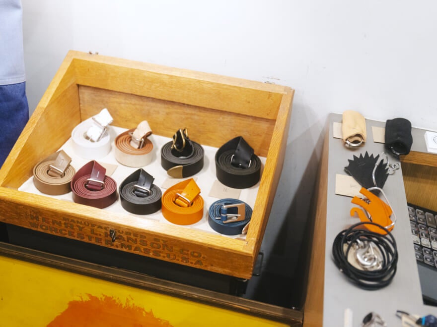 レジ横に置かれた、革小物は専業ブランド「NL（ニール）」のラインナップ。こちらは新品。