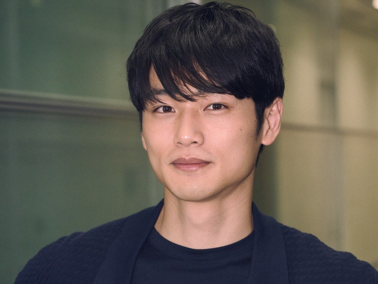 [中川 大輔] 「コム デ ギャルソン×ニューバランス」の黒スニーカーを奇跡的にゲット！　カーディガンとチノパンに合わせて上品に【メンズノンノモデルの私服スナップ】