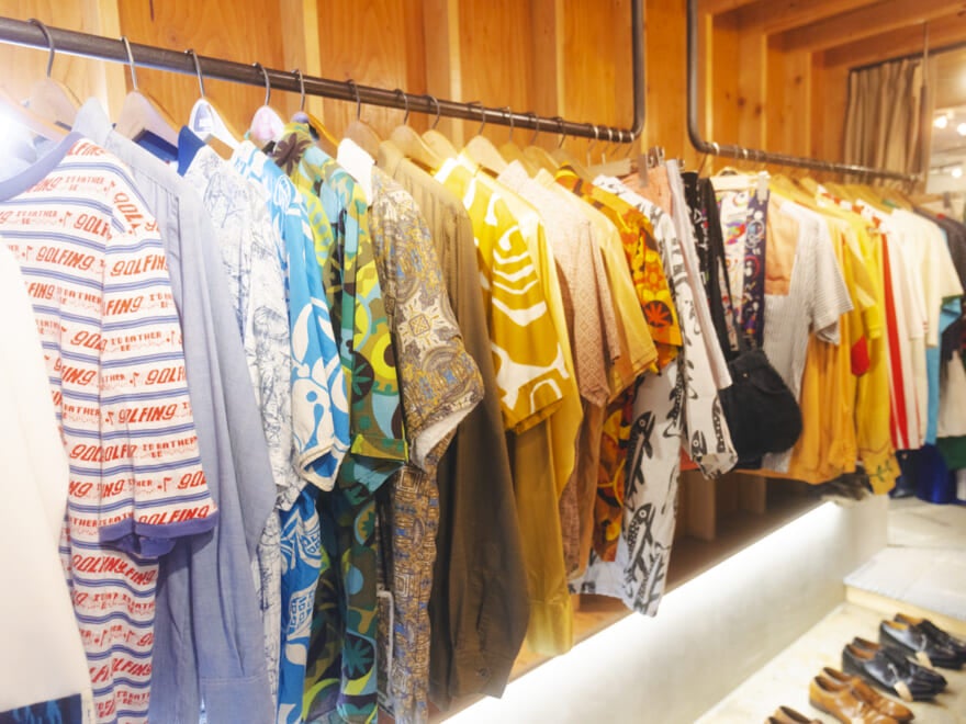 店内のラック。カラフルなアイテムがずらり。