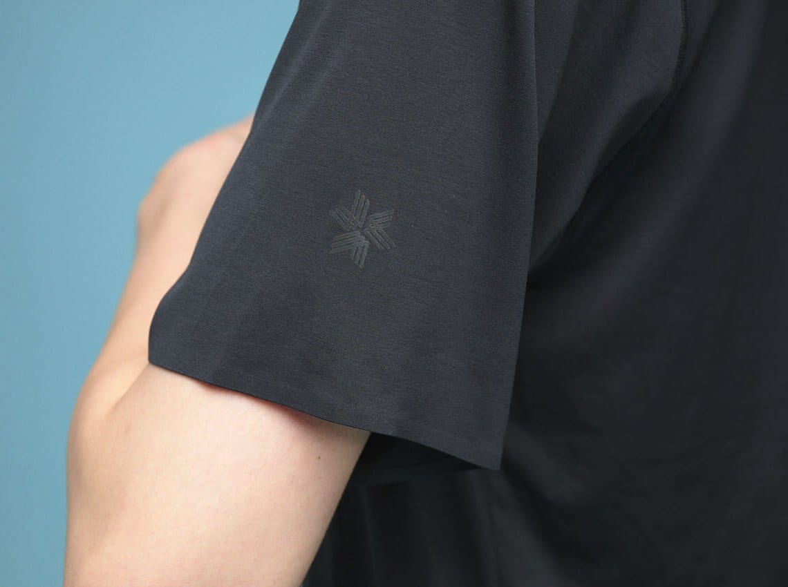 ゴールドウインの涼な黒Tシャツ ポーラテックデルタティーシャツの袖ロゴ