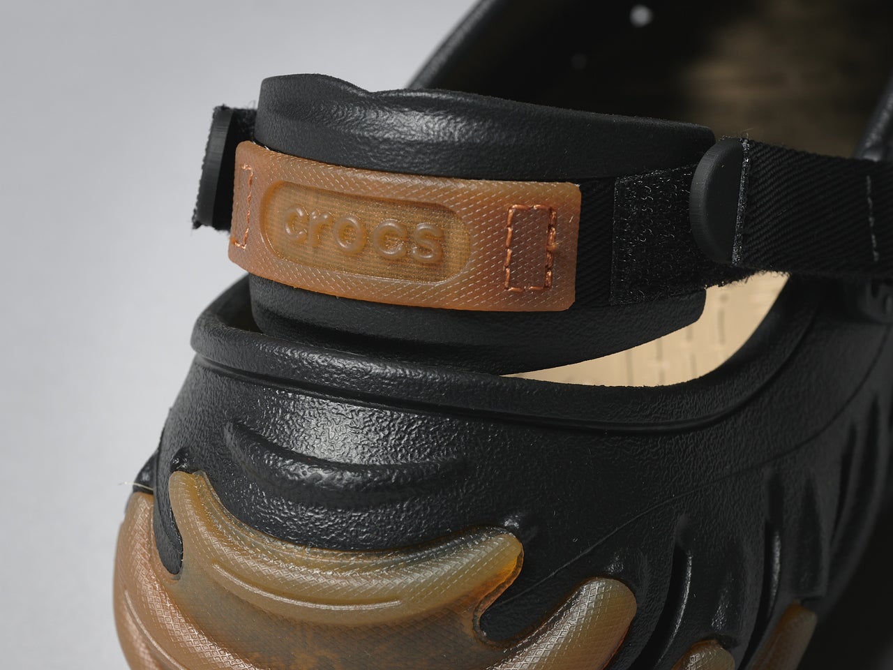 クールな黒か大人カラーか。今夏買うべき「クロックス」の新作サンダル３選。服好きモデルが履き比べてみた！[Crocs]