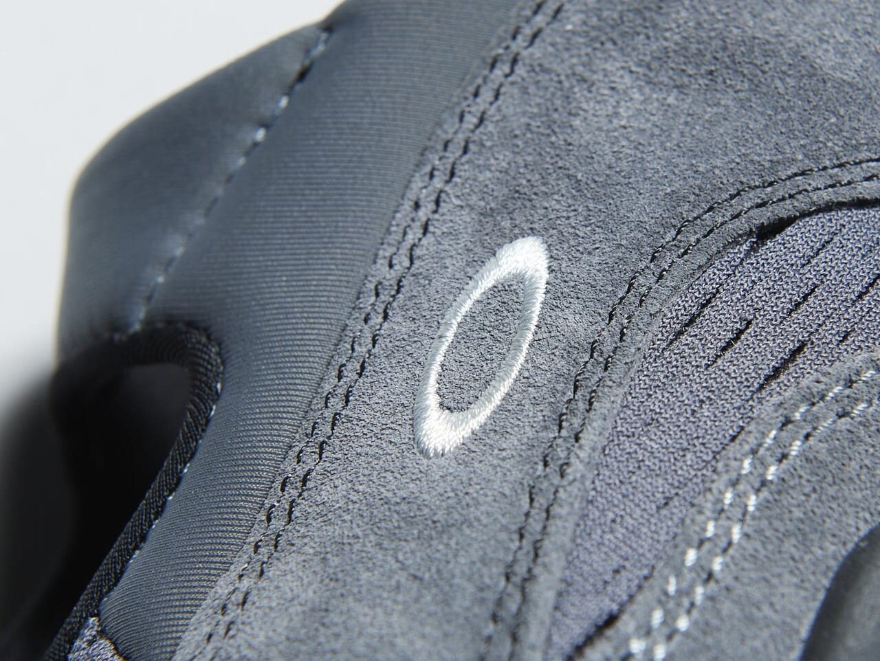 [Gallery]「オークリー」は“サングラスじゃないほう”もアツい！ 夏に活躍する大人グレーなサンダルスニーカーを服好きが試着＆本音レビュー！