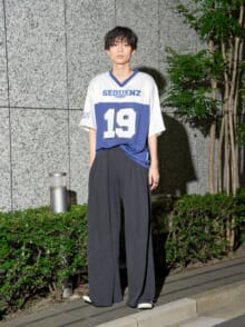 [水沢 林太郎] お気に入りのゲームシャツがコーデの主役！　足元は「オニツカタイガー」のサンダルで【メンズノンノモデルの私服スナップ】
