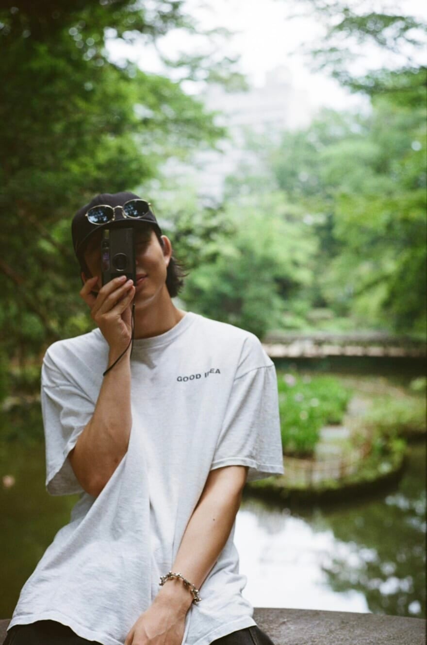 godd idea と書かれたTシャツを着る鈴木仁