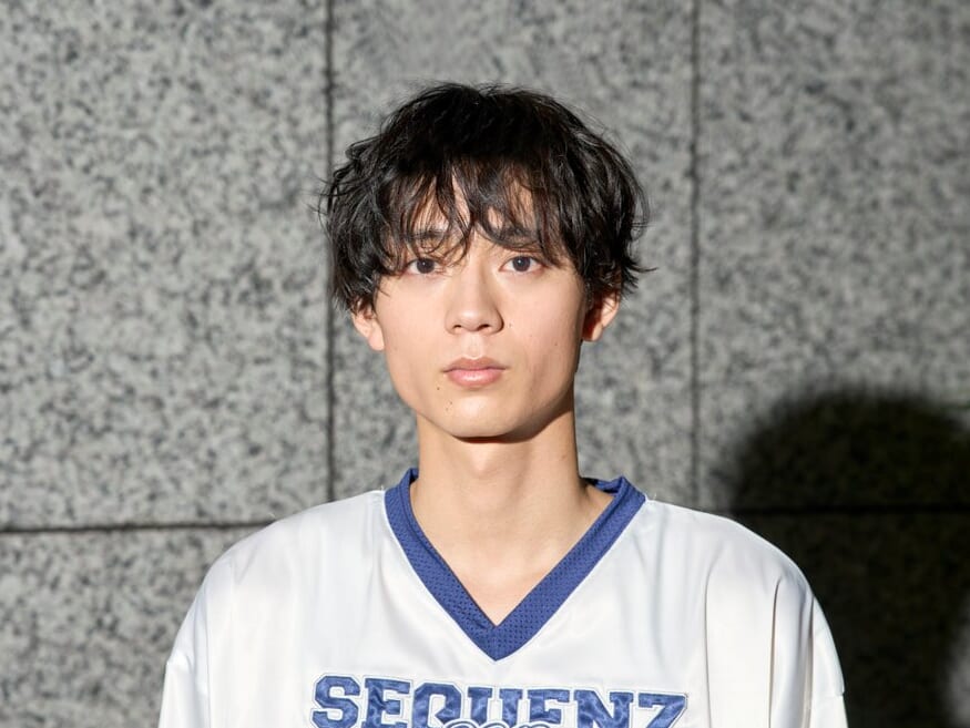 [水沢 林太郎] お気に入りのゲームシャツがコーデの主役！　足元は「オニツカタイガー」のサンダルで【メンズノンノモデルの私服スナップ】