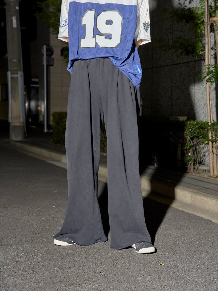 水沢林太郎の私服コーディネートパンツ正面