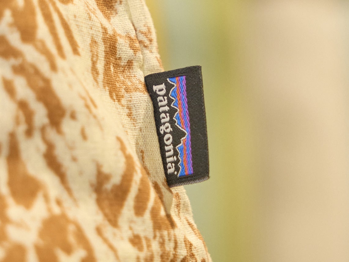 「パタゴニア」の名作シャツはどう着るのが正解？ 服好きモデルのリアルなサーフスタイル！[Patagonia]