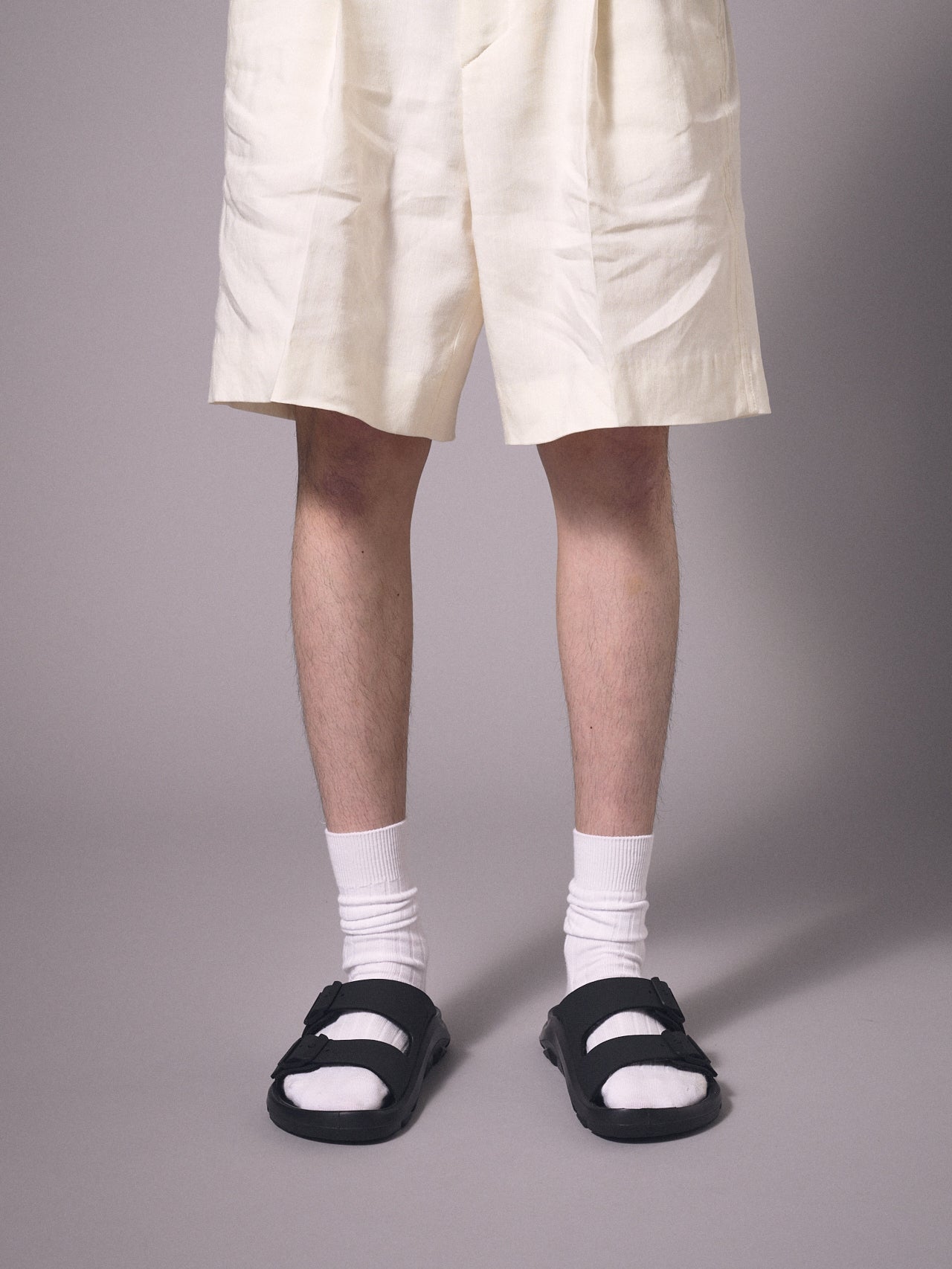 BIRKENSTOCK(ビルケンシュトック)の新作サンダル「Mogami Terra Stealth 2-Strap」の試着の様子 フロント