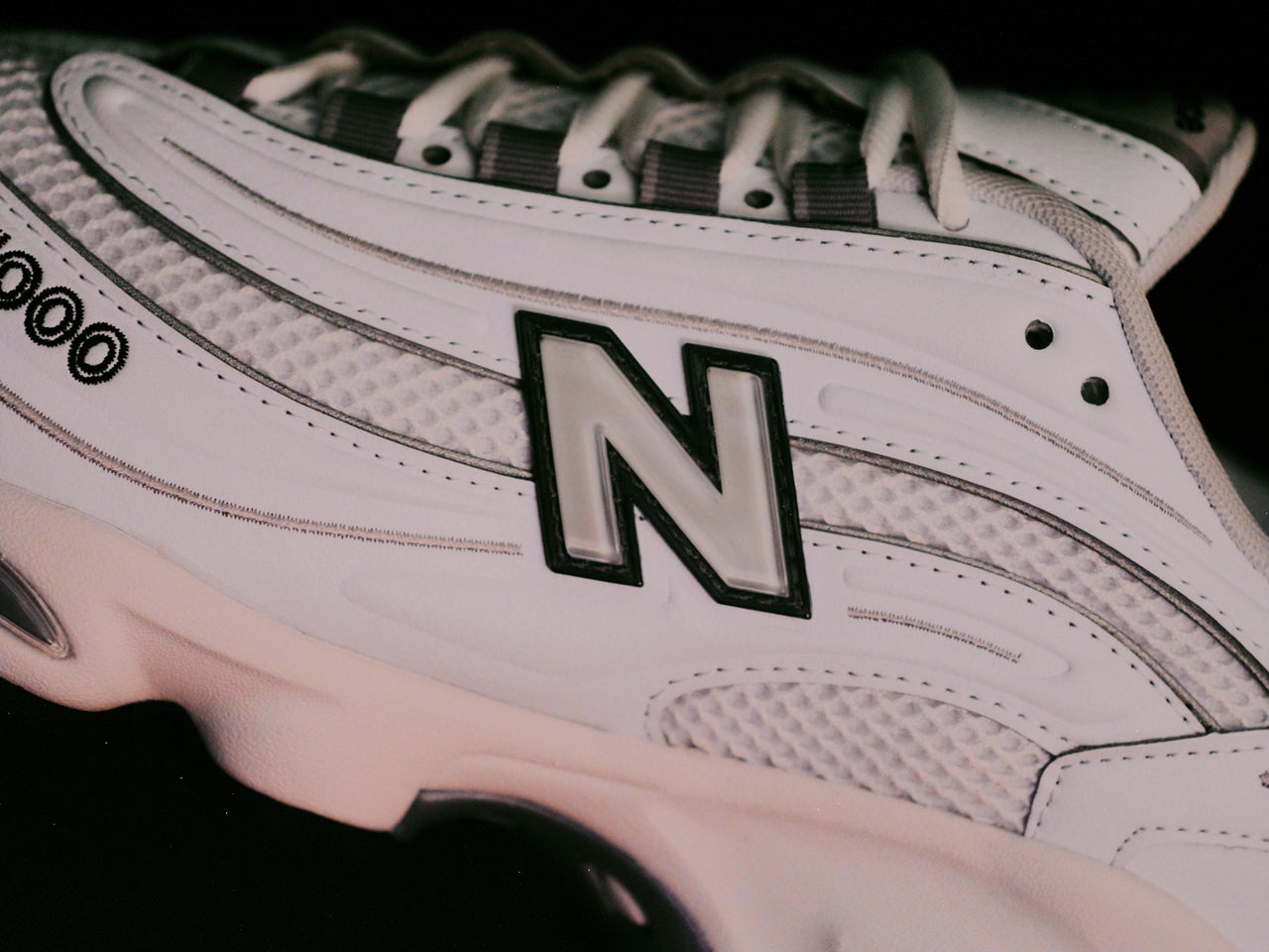 完売前に買うべき「白スニーカー」５選。存在感を放つ「ニューバランス」、クリーンで大人な「コンバース」…【新作スニーカー、なに買う？】