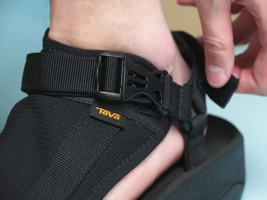 服好きモデルがテバの黒サンダル harricane ampsole voltを試着&本音レビューの寄り