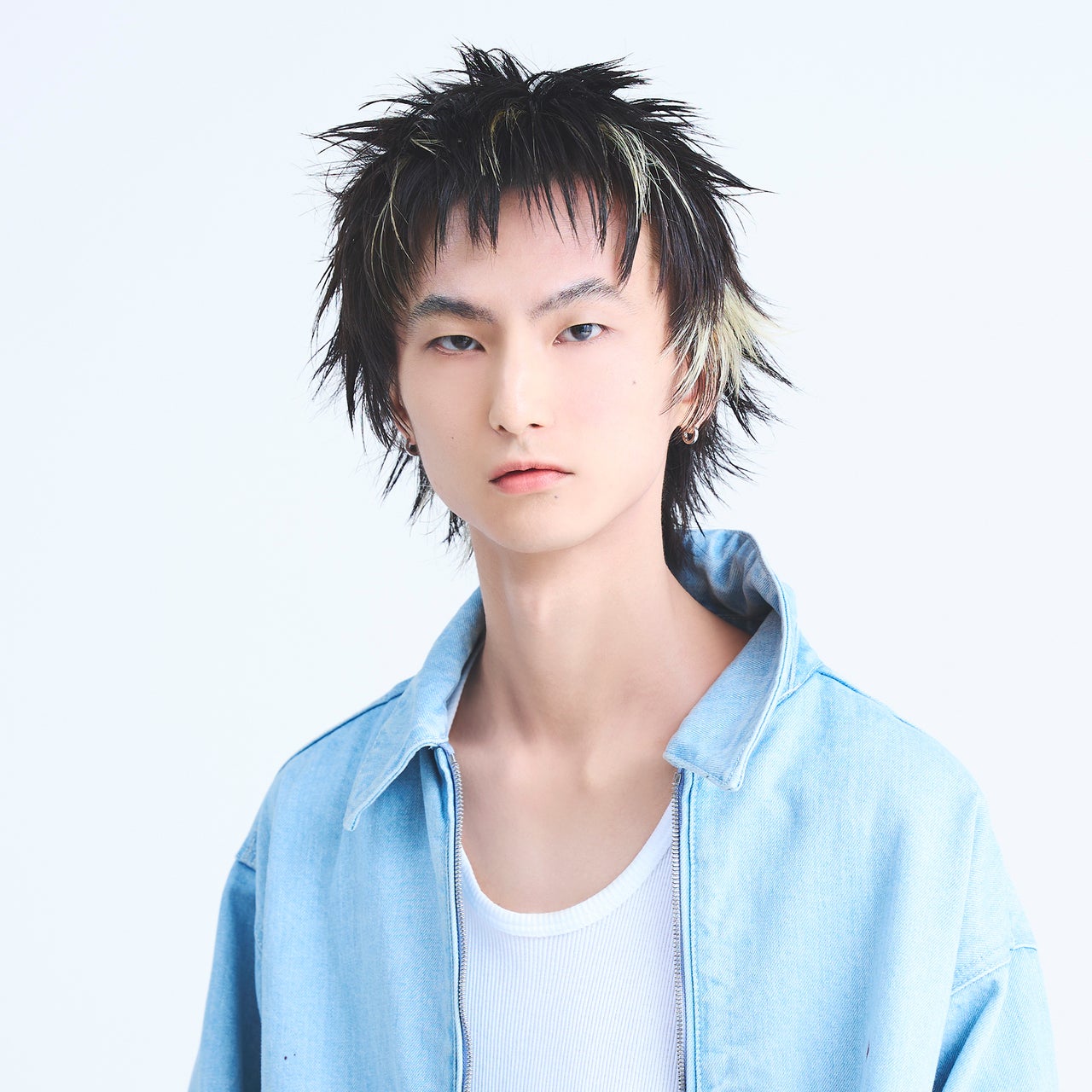 2025年のメンズヘアスタイル、ポイントブリーチを施したマレットヘア２