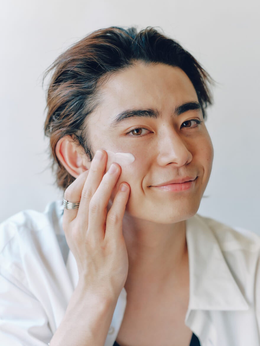 KANEBOの日焼け止め美容液「ヴェイル オブ デイ」を使用する俳優でメンズノンノモデルの豊田裕大