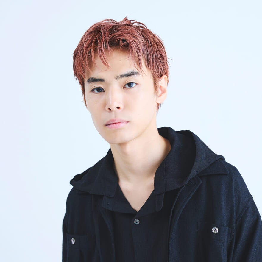 ショートヘアの男性のヘアカラーリング、ピンクオレンジ1