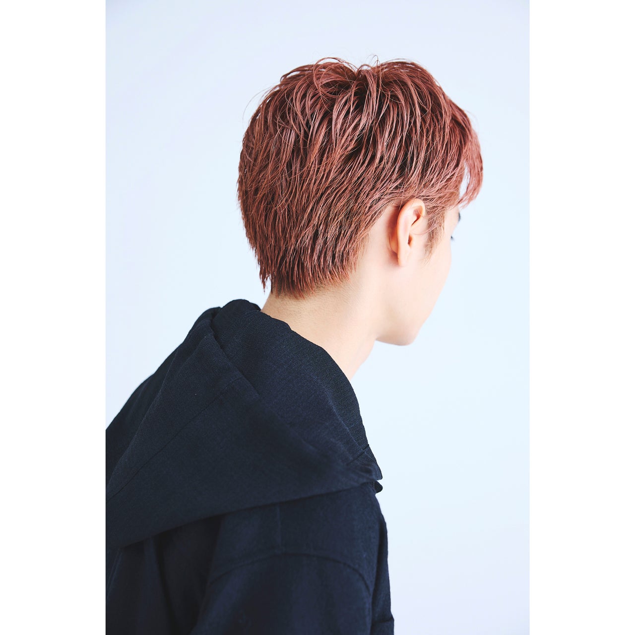 ショートヘアの男性のヘアカラーリング、ピンクオレンジ２