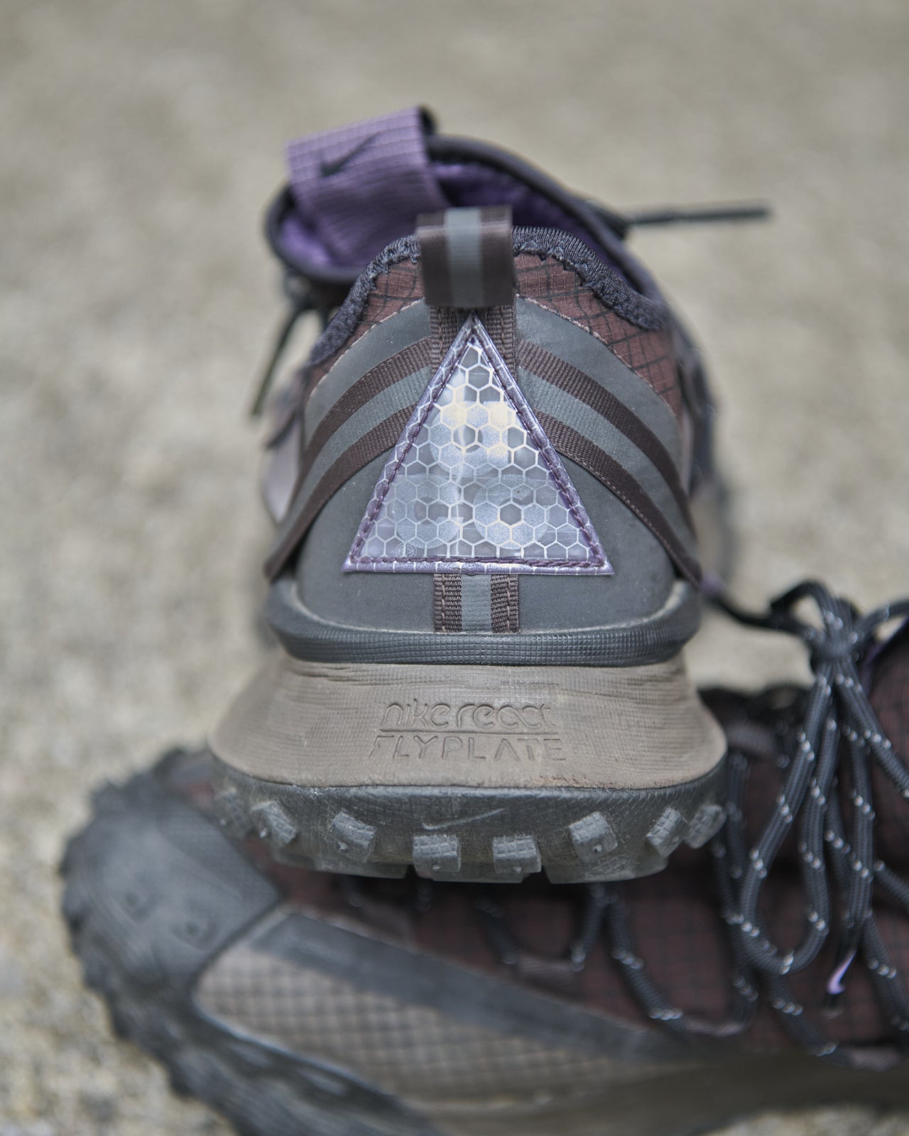 NIKEのACG Mountain Fly Low　背面のロゴ寄り