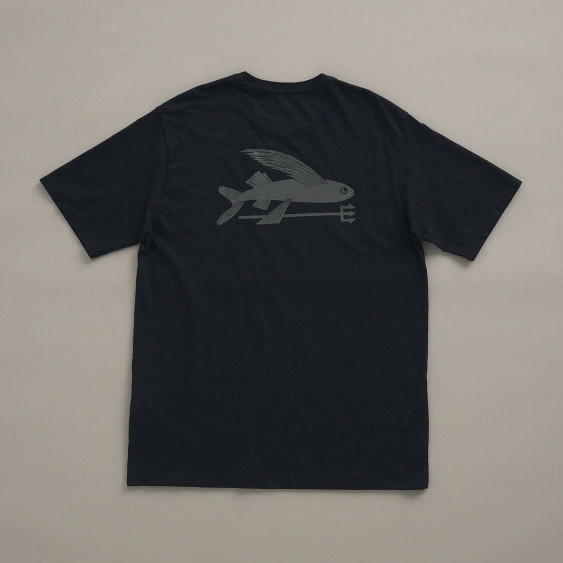 メンズ・フライング・フィッシュ・レスポンシビリティー　パタゴニアのTシャツのバックロゴ