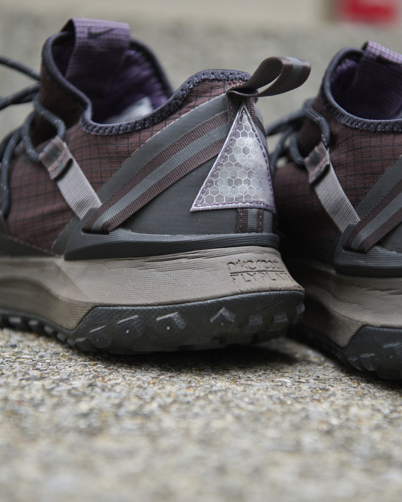NIKEのACG Mountain Fly Low　背面のロゴ寄り