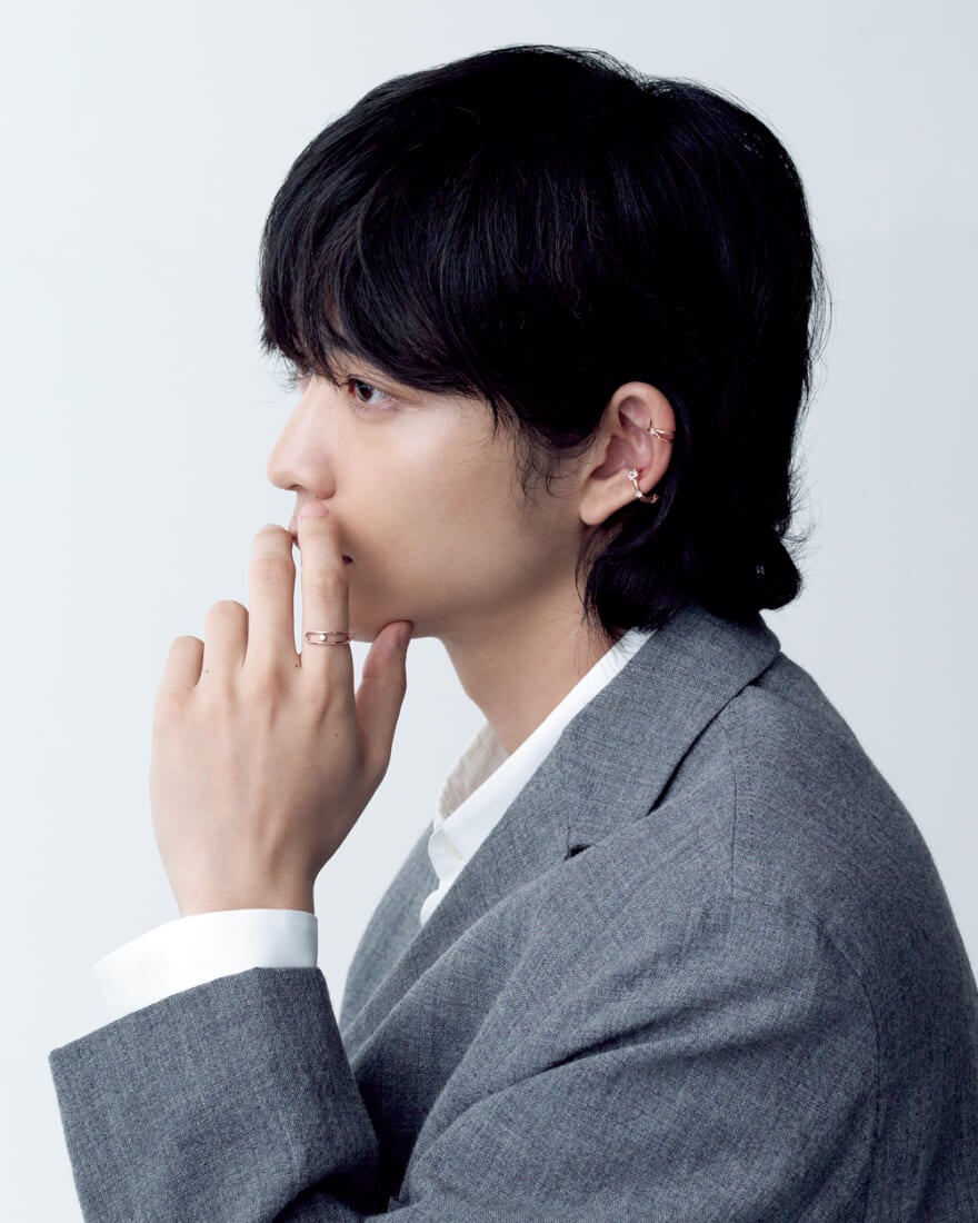 「ジュエッテ」のピンクゴールドのジュエリーを身につける俳優でメンズノンノモデルの鈴木仁3