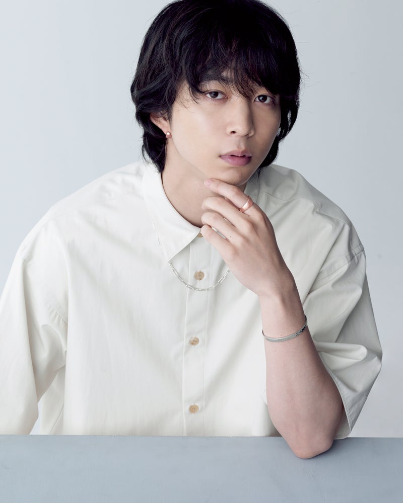 「ジュエッテ」のピンクゴールドのジュエリーを身につける俳優でメンズノンノモデルの鈴木仁1