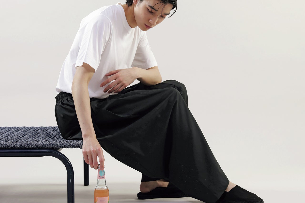 CCPのパンツの試着の様子 座り