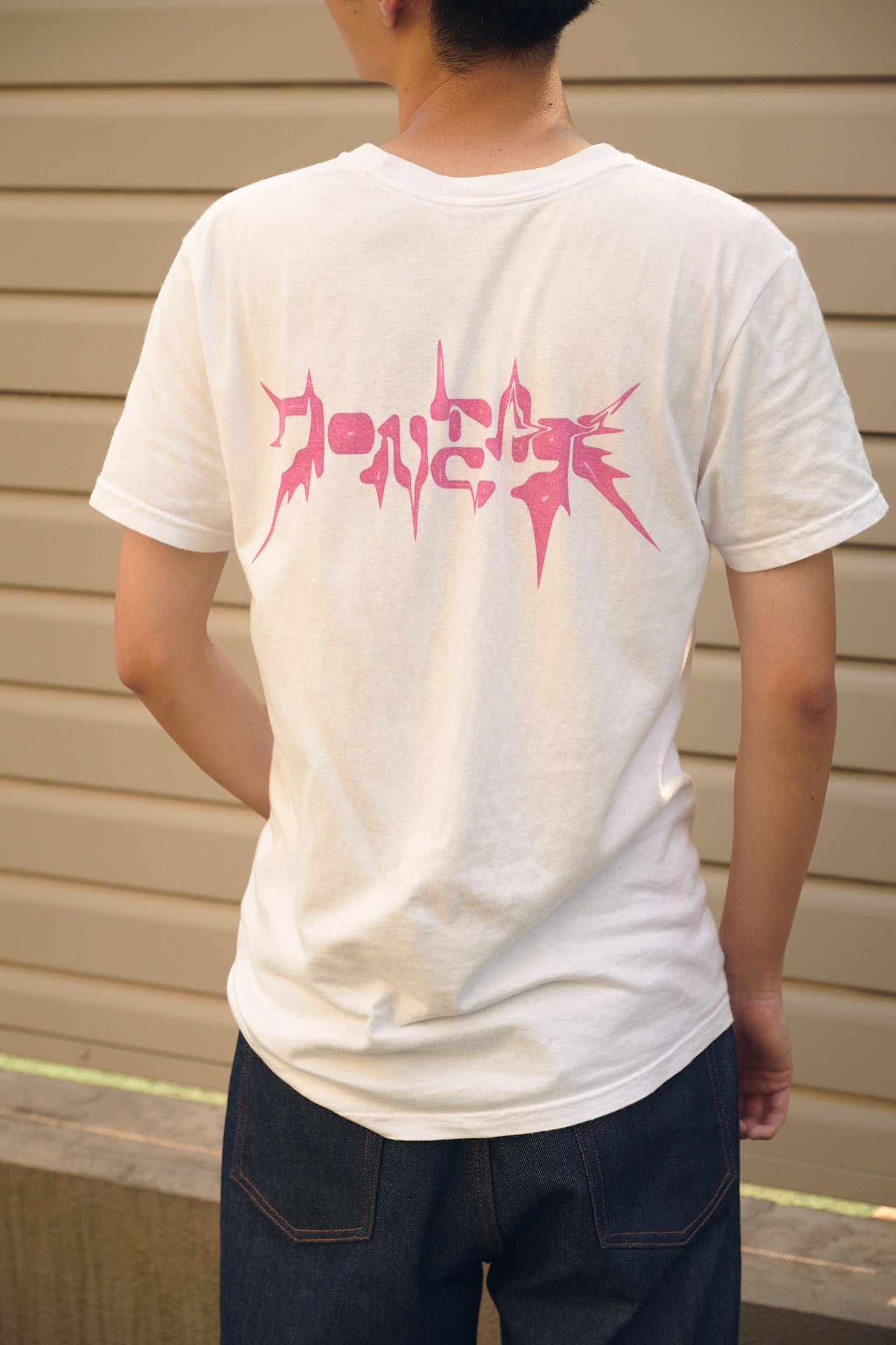 奈良匠真さん着用のドントケアーのTシャツのバックプリント