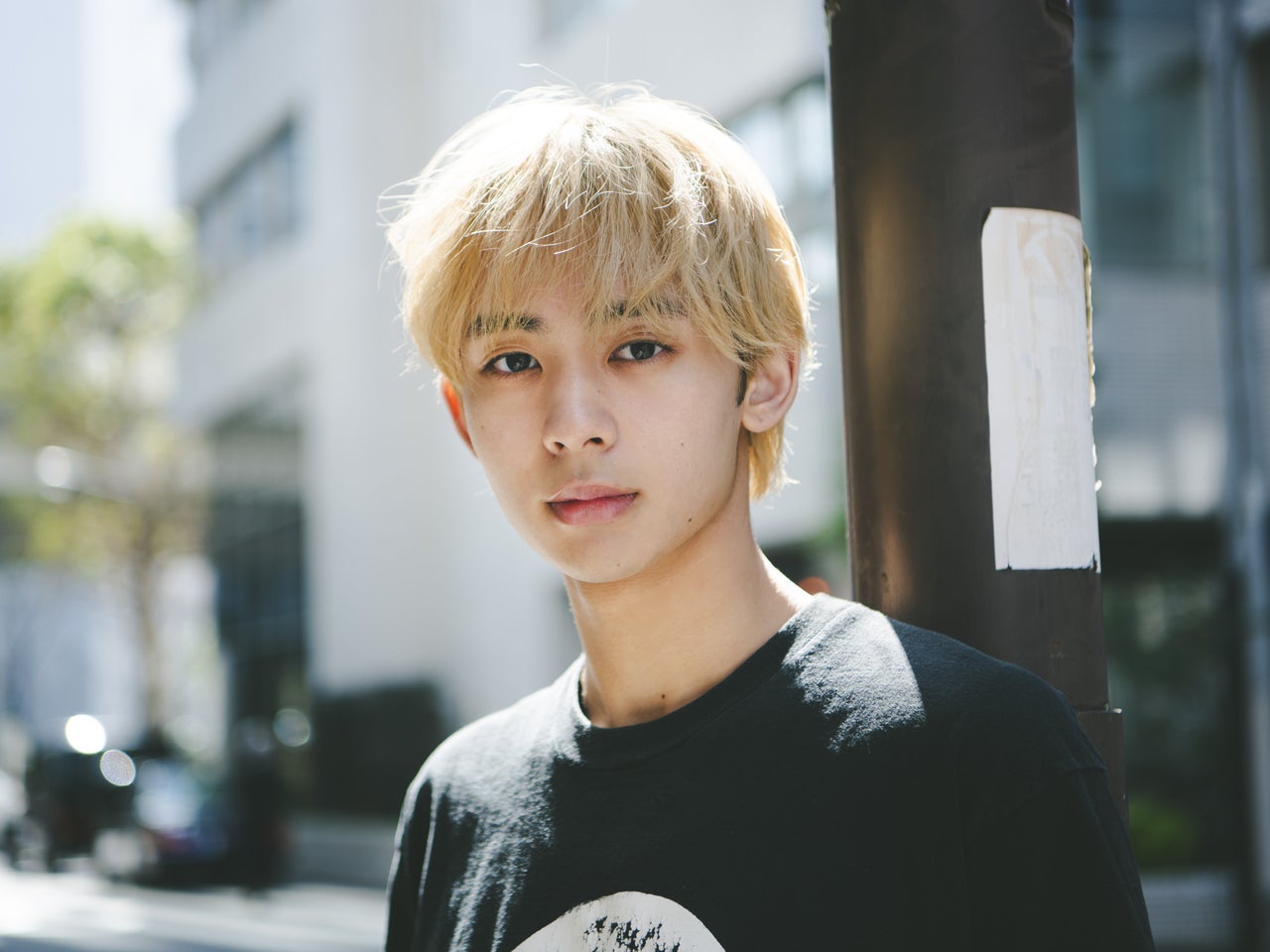 [松井 大奈] 「リーバイス®」のジーンズに『オペラ座の怪人』の古着Tで個性を出した夏のオールブラック！【メンズノンノモデルの私服スナップ】