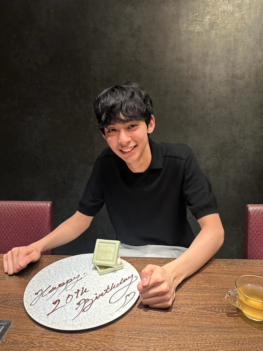 誕生日プレートを前に笑顔の松井大奈