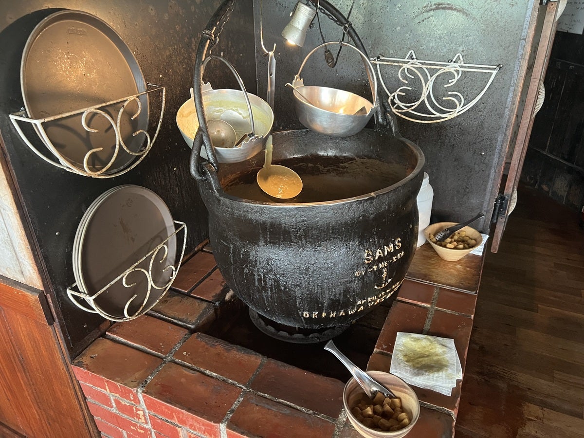 サムズバイザシー泡瀬店 スープ 鍋